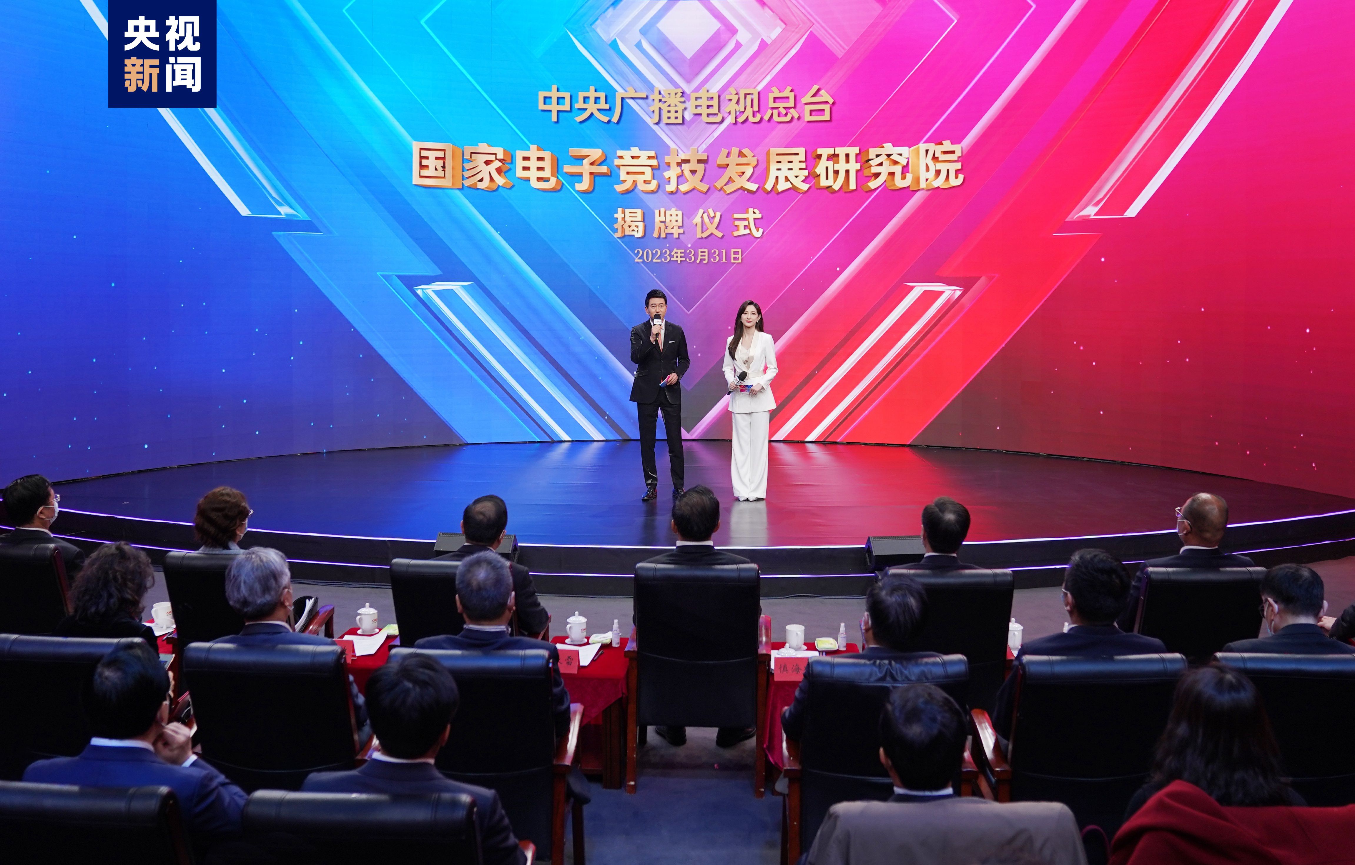 第10亿罐奶粉下线，社会各界零距离探秘伊利生产第一线